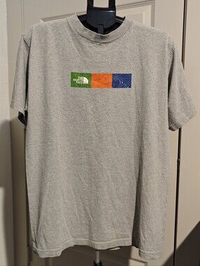 The North Face Light Gray Short-Sleeve Tee with Green Orange Blue Logo Size L